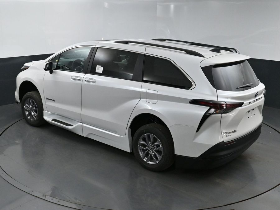New 2025 Toyota Sienna Hybrid XLE Plus - BraunAbility Side Entry Entry In Floor Automatic Ramp
