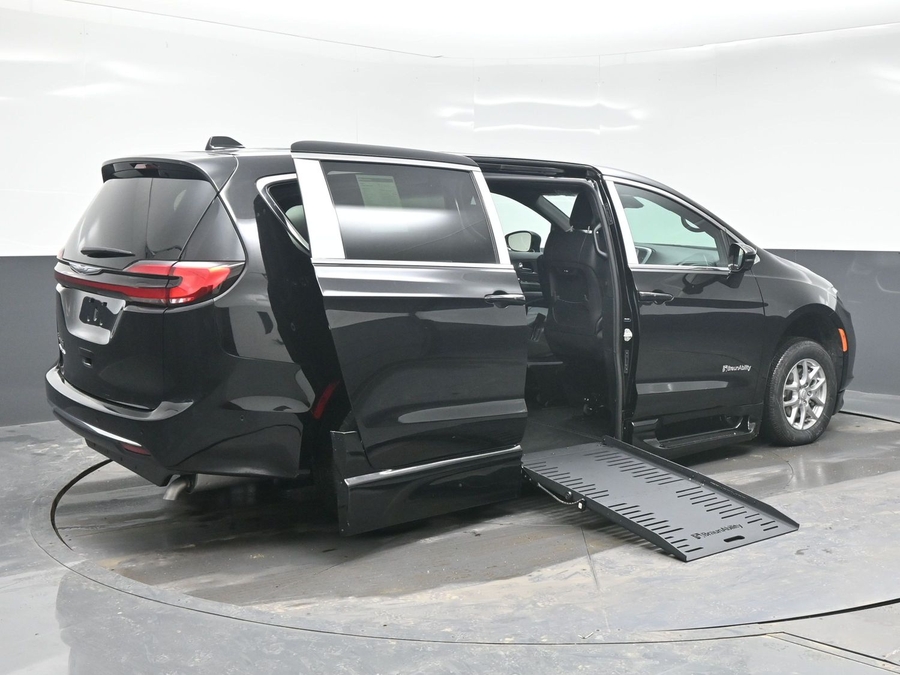 Black Chrysler Pacifica image number 6