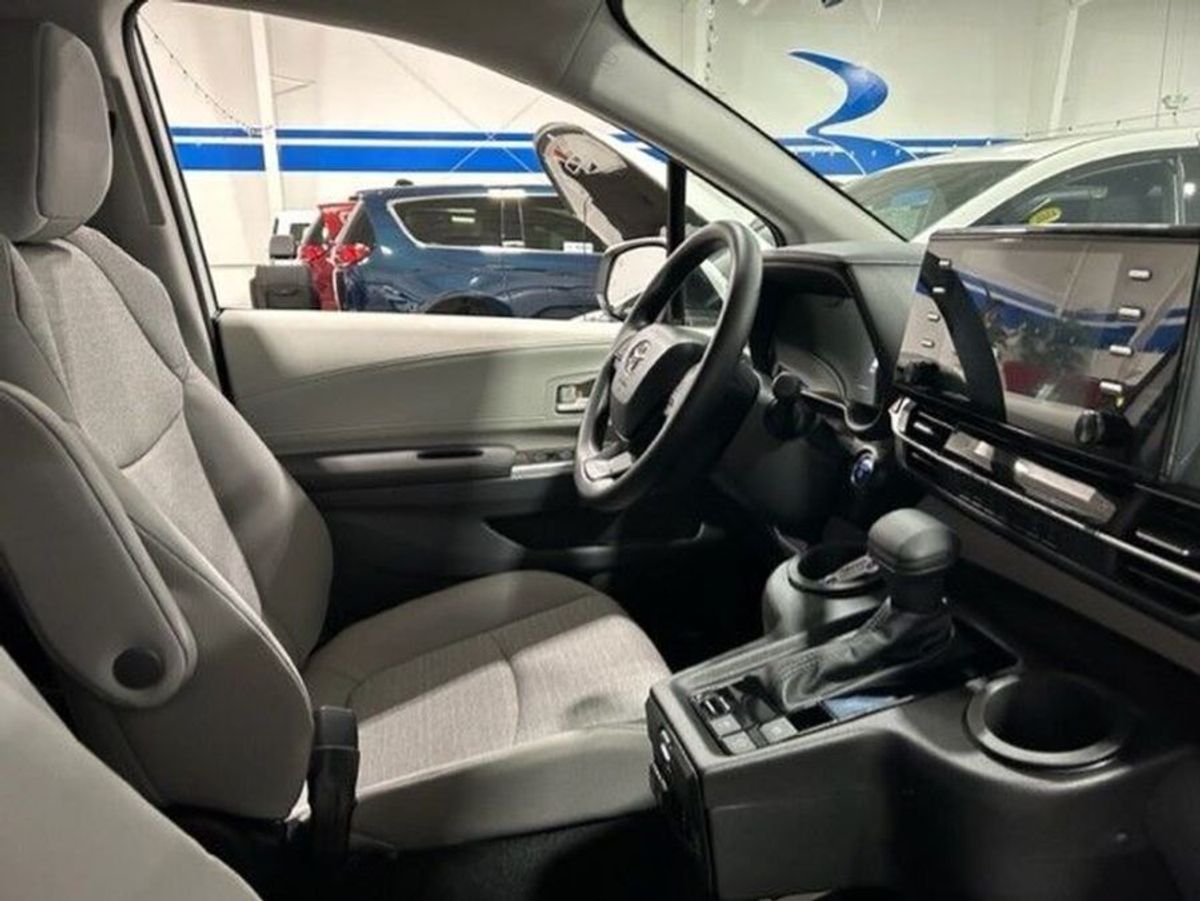 White Toyota Sienna image number 10