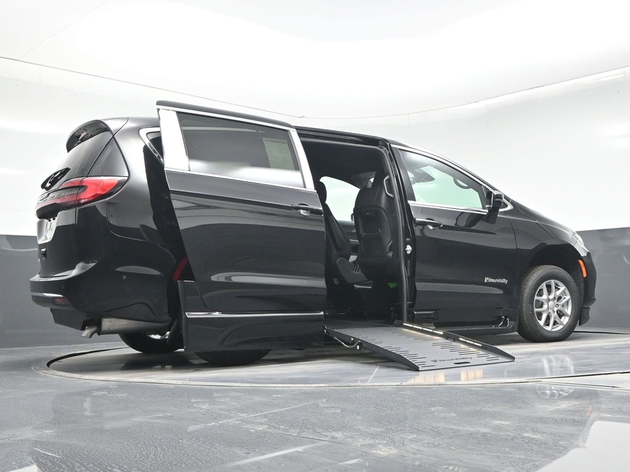 Black Chrysler Pacifica image number 21