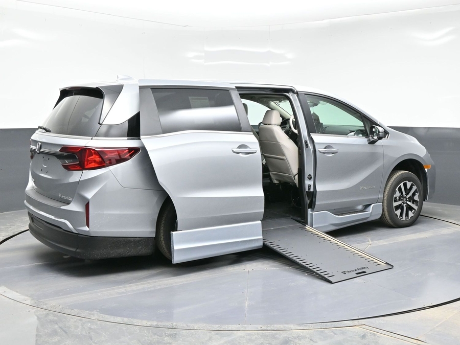 Silver Honda Odyssey image number 6