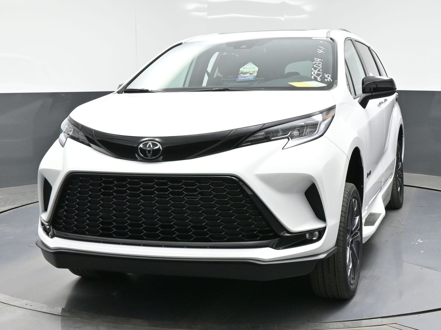 New 2026 Toyota Sienna Hybrid XSE Sport - BraunAbility Side Entry Entry Fold Out Automatic Ramp