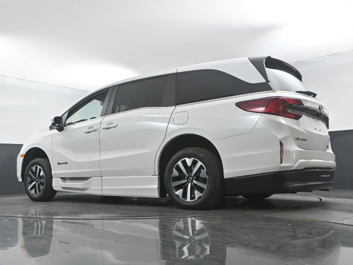 White Honda Odyssey image number 19