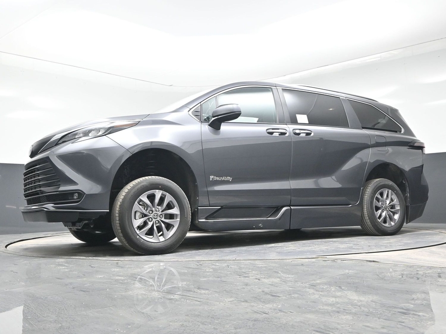 New 2025 Toyota Sienna Hybrid XLE Plus - BraunAbility Side Entry Entry Fold Out Automatic Ramp