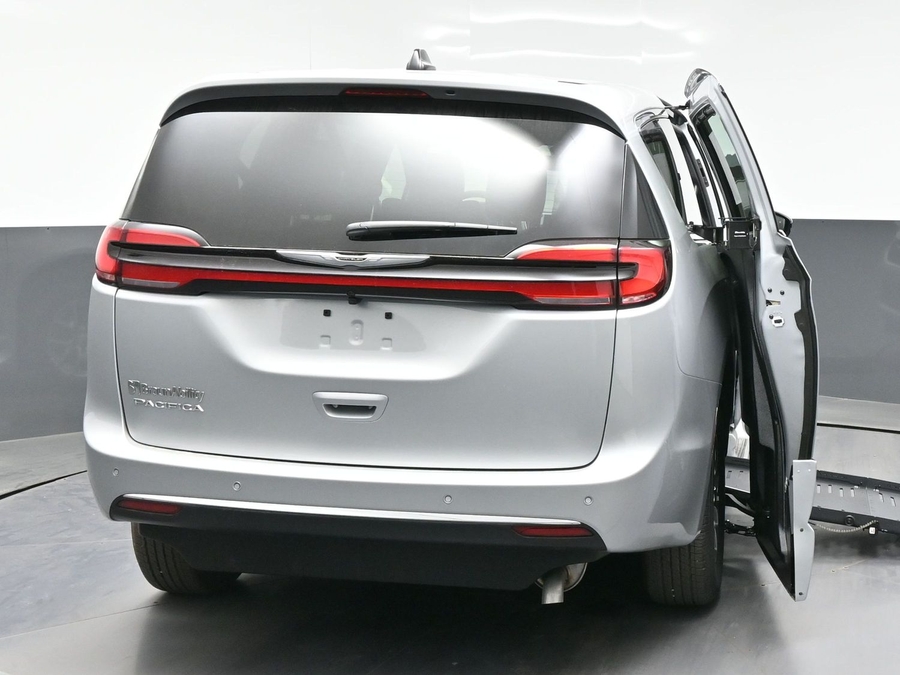 New 2026 Chrysler Pacifica Select Plus - BraunAbility Side Entry Entry Fold Out Automatic Ramp