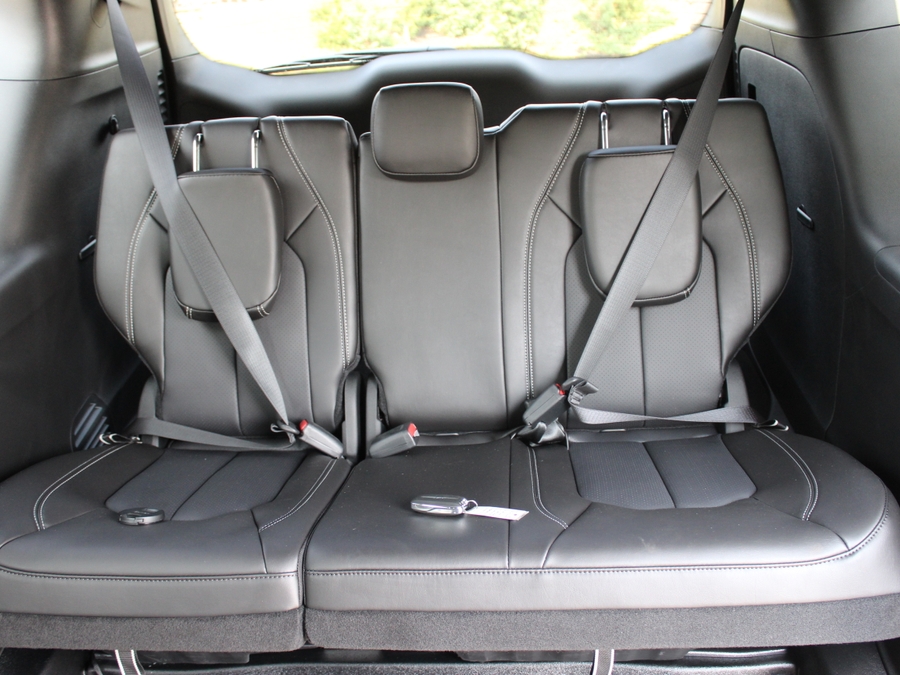 White Chrysler Pacifica image number 20