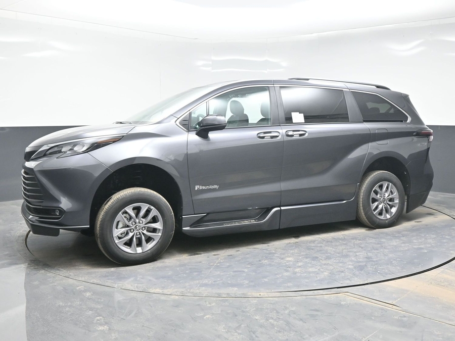 New 2025 Toyota Sienna Hybrid XLE Plus - BraunAbility Side Entry Entry Fold Out Automatic Ramp