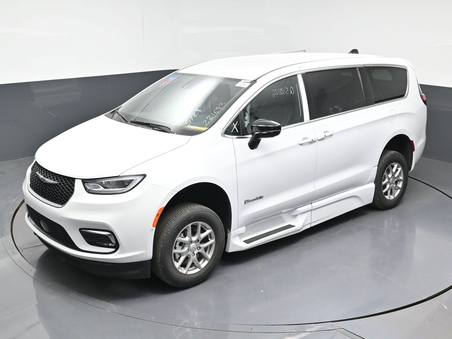 New 2026 Chrysler Pacifica Select Safety - BraunAbility Side Entry Entry Fold Out Automatic Ramp