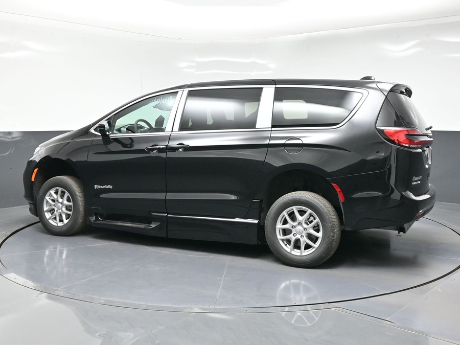 Black Chrysler Pacifica image number 3