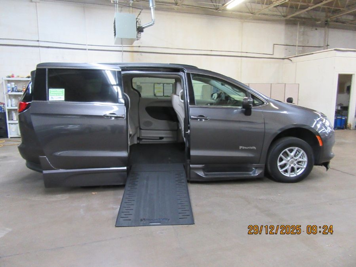 2021 Chrysler Voyager's photo