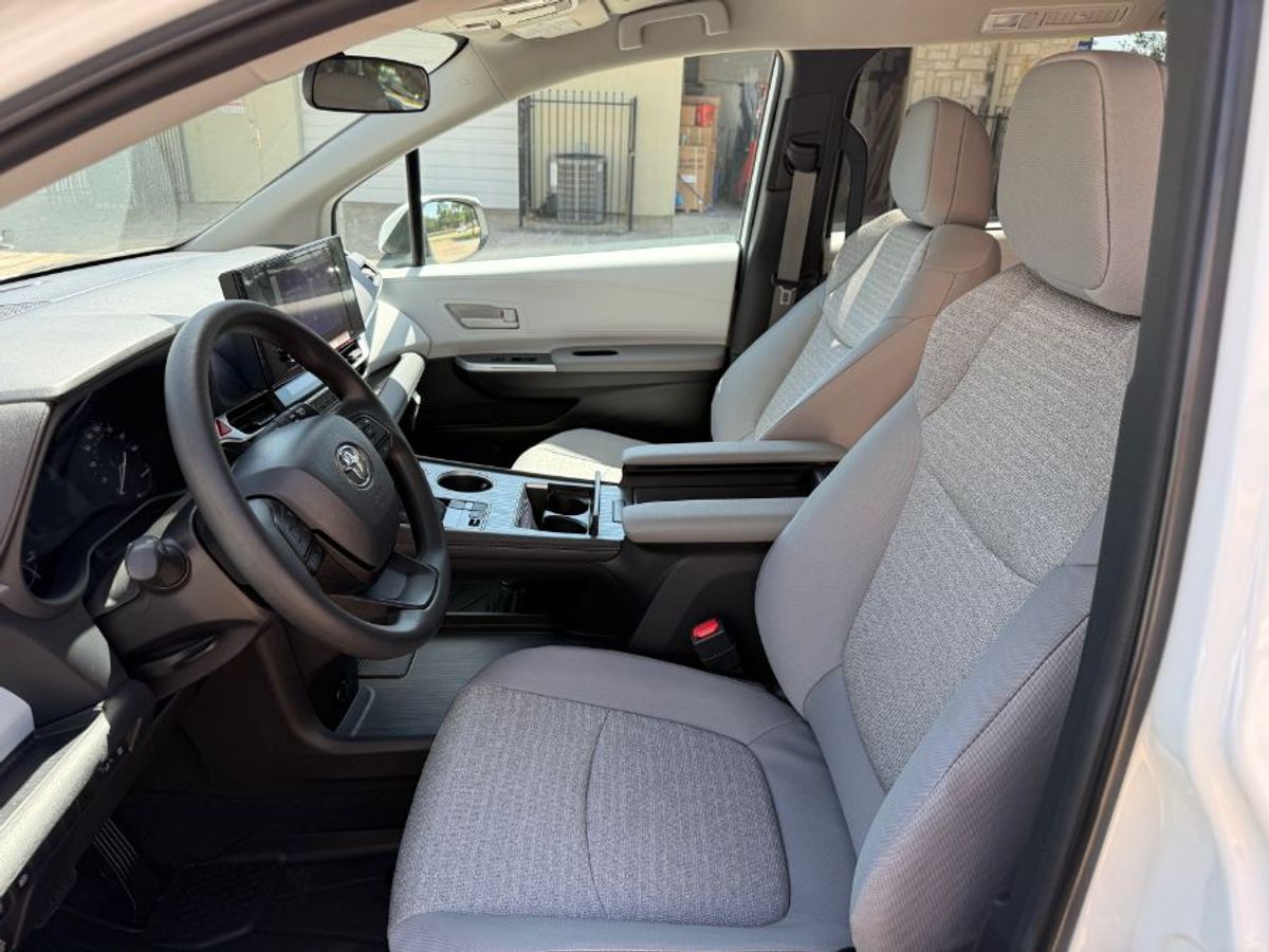 White Toyota Sienna image number 8