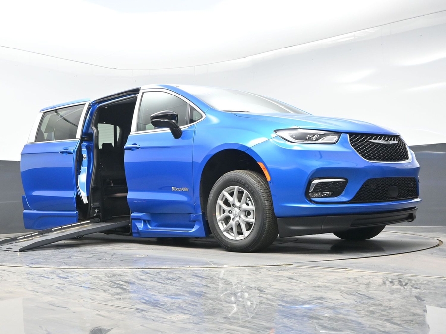 Blue Chrysler Pacifica image number 16