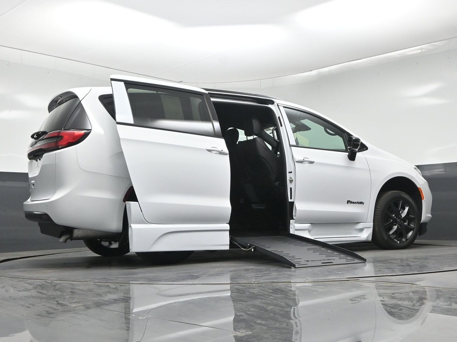 New 2026 Chrysler Pacifica Select Sport - BraunAbility Side Entry Fold Out Automatic Ramp