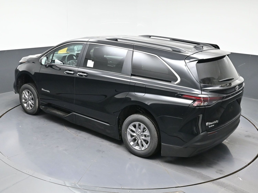 Black Toyota Sienna image number 21