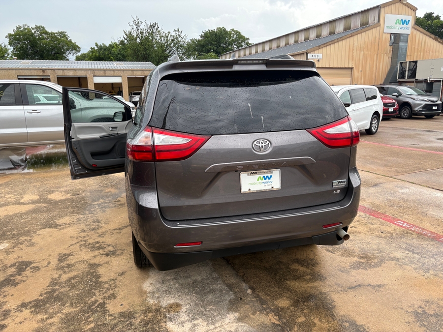 Grey Toyota Sienna image number 3
