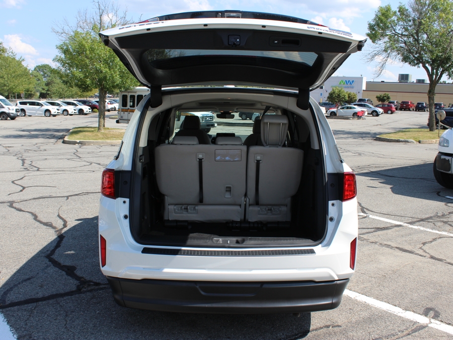 White Honda Odyssey image number 18