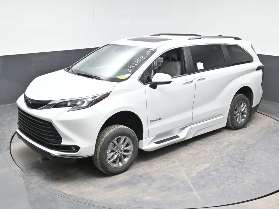 New 2026 Toyota Sienna Hybrid XLE Base - BraunAbility Side Entry Entry Fold Out Automatic Ramp