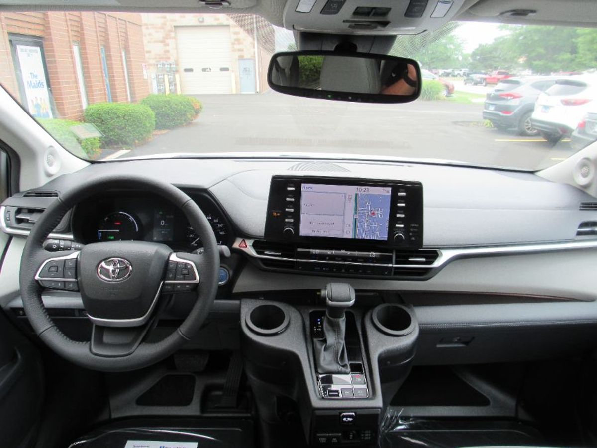 White Toyota Sienna image number 18