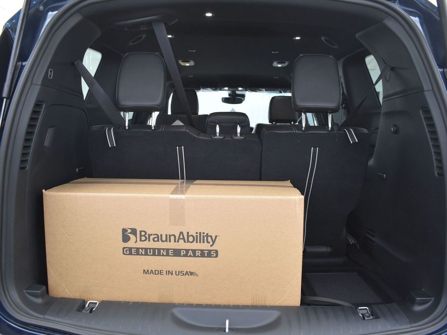 New 2025 Chrysler Pacifica Select Safety - BraunAbility Side Entry Entry Fold Out Automatic Ramp