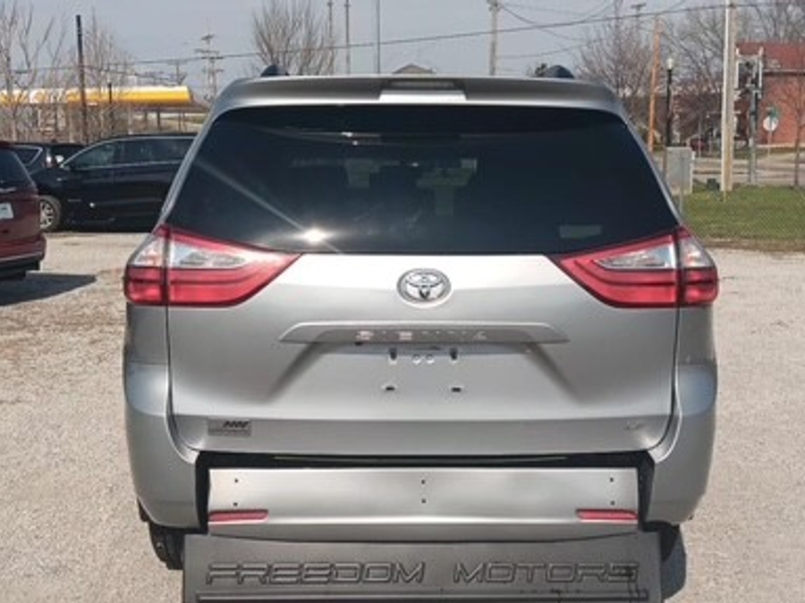 Silver Toyota Sienna image number 9
