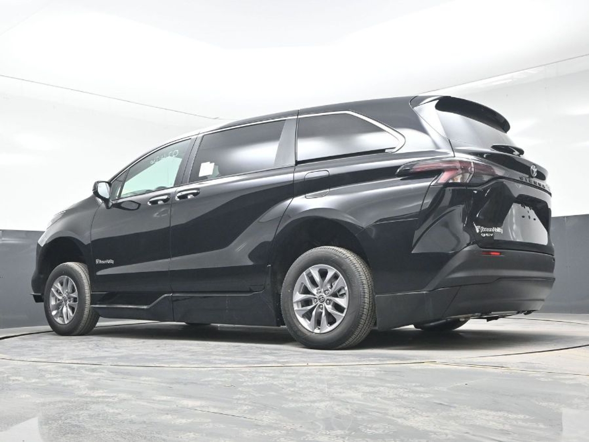 Black Toyota Sienna image number 22