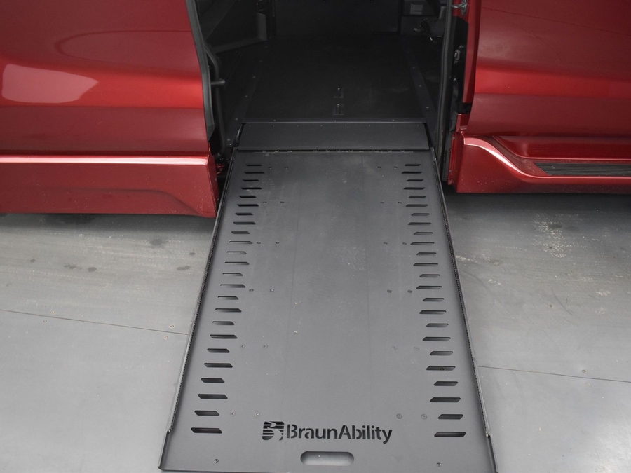 New 2025 Toyota Sienna Hybrid XLE Base - BraunAbility Side Entry Entry In Floor Automatic Ramp
