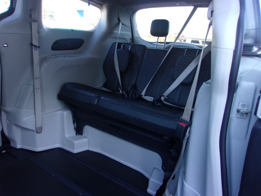 White Chrysler Pacifica image number 17
