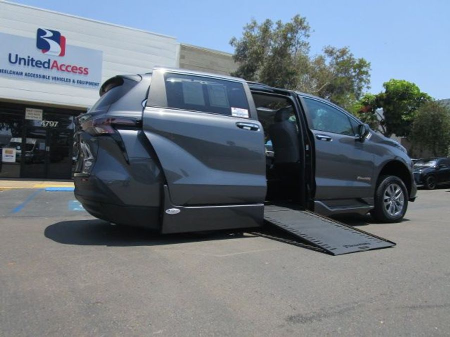 New 2025 Toyota Sienna Hybrid XLE Plus - BraunAbility Side Entry Entry In Floor Automatic Ramp