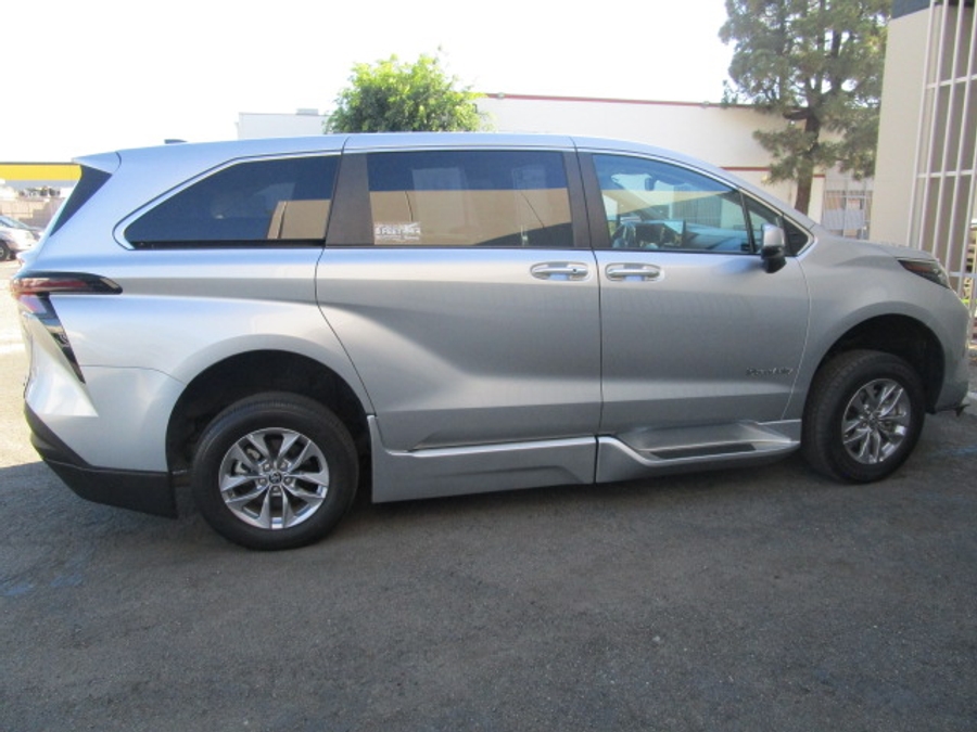 Used 2024 Toyota Sienna Hybrid XLE Base - BraunAbility Side Entry Entry In Floor Automatic Ramp