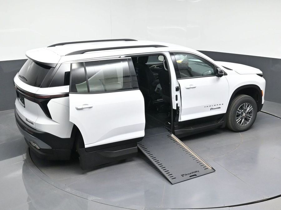 White Chevrolet Traverse image number 23