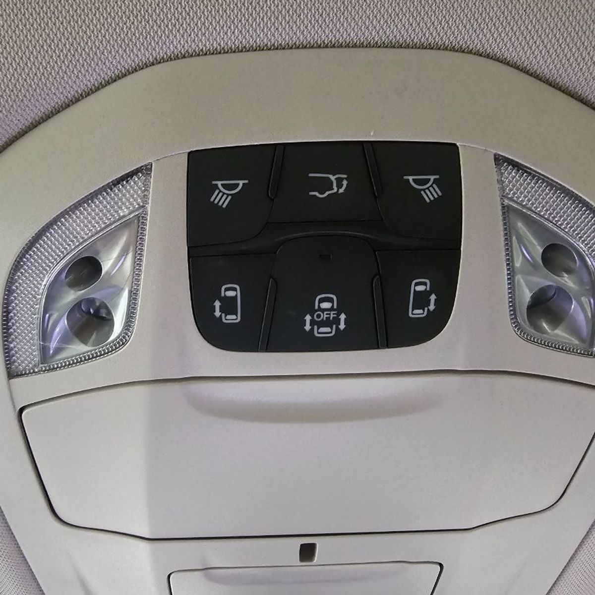 White Chrysler Voyager image number 30