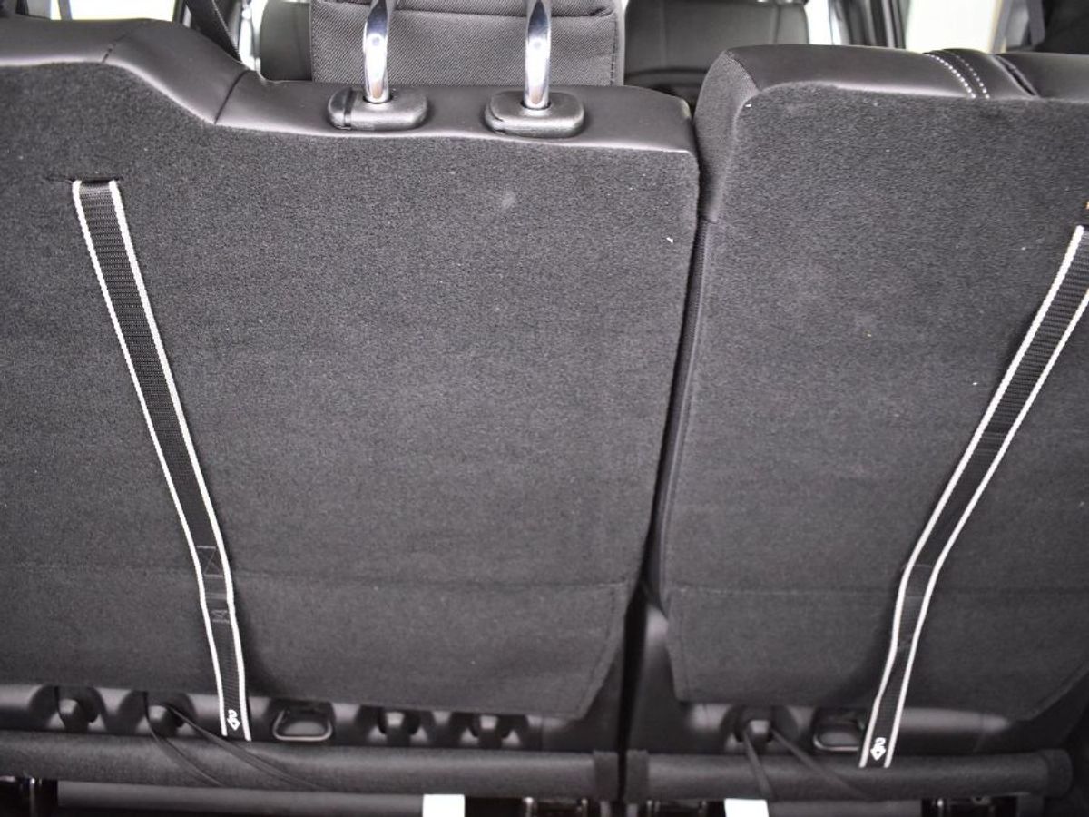 White Chrysler Pacifica image number 8