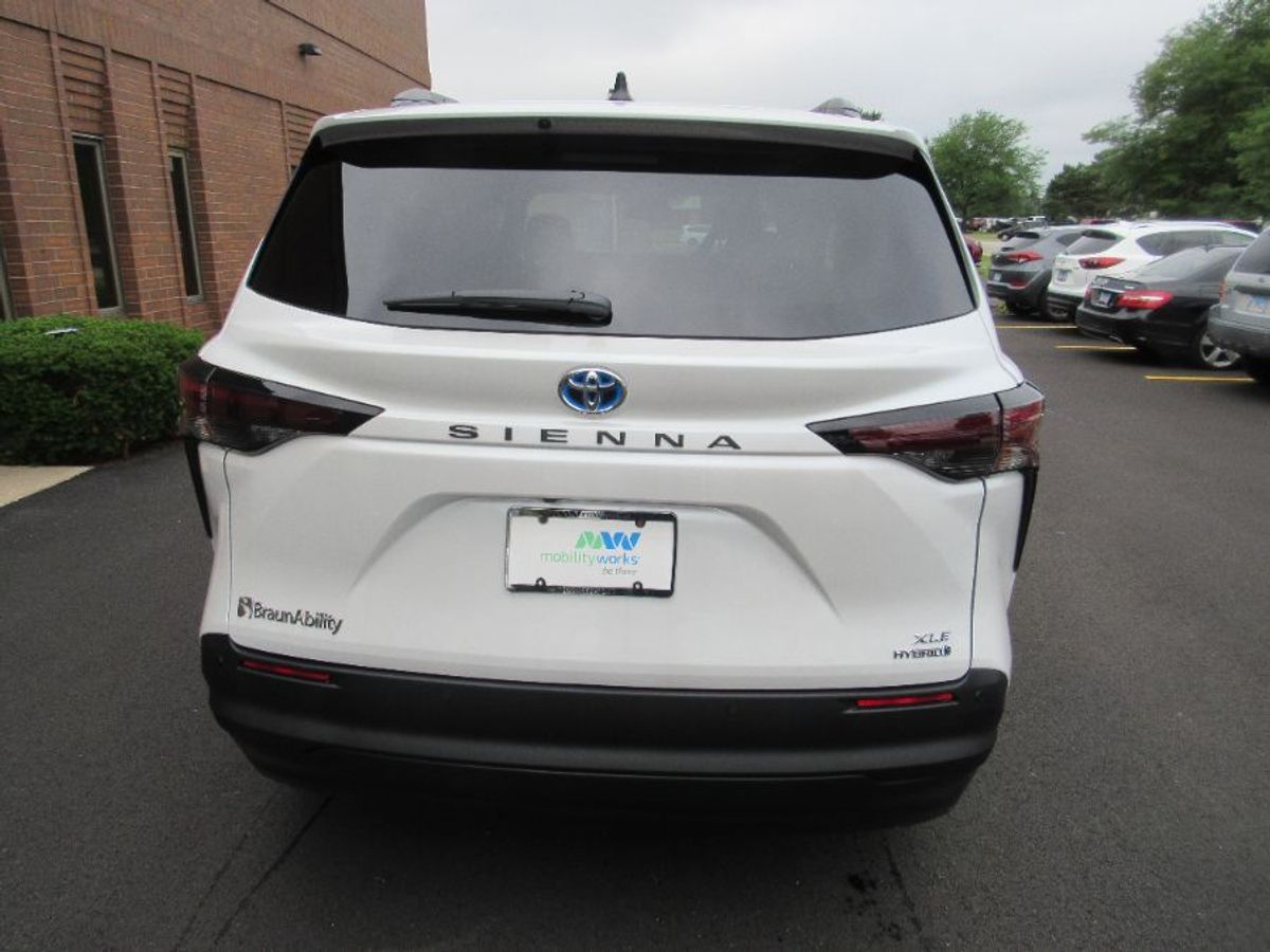 White Toyota Sienna image number 12