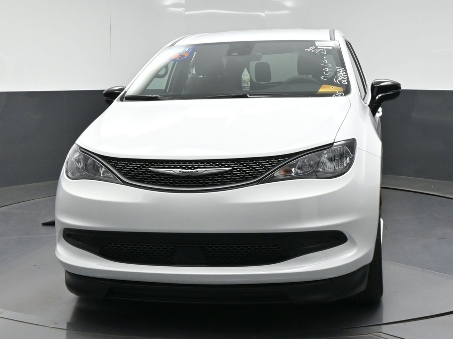 White Chrysler Voyager image number 1