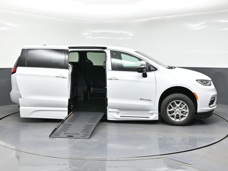 New 2026 Chrysler Pacifica Select Safety - BraunAbility Side Entry Entry Fold Out Automatic Ramp