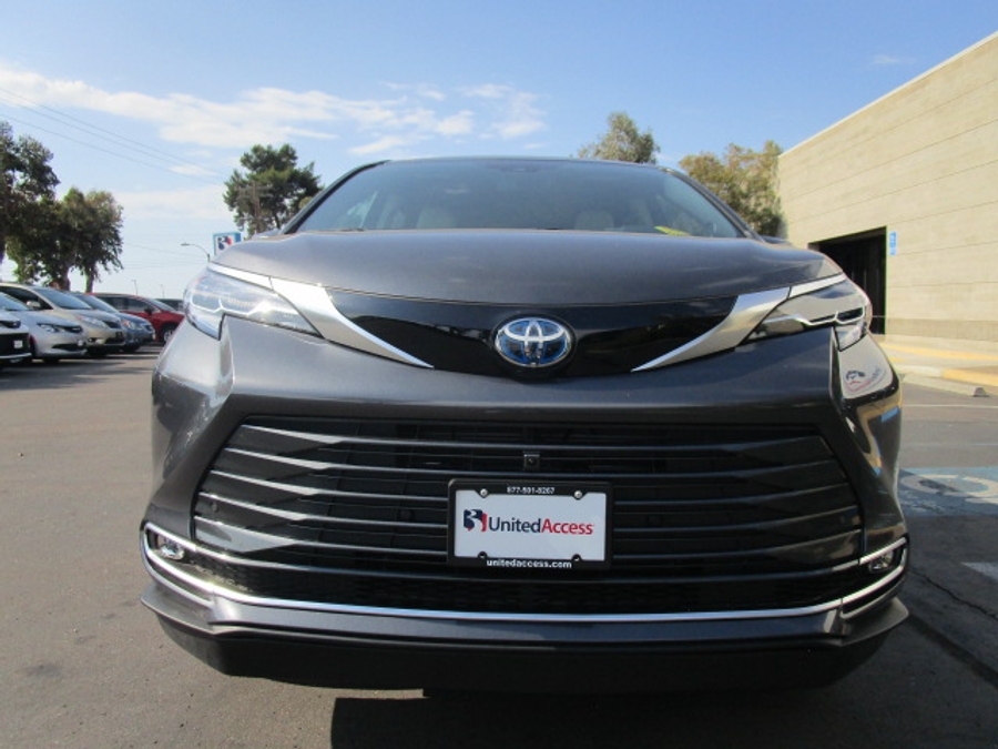 New 2025 Toyota Sienna Hybrid Platinum - BraunAbility Side Entry Entry Fold Out Automatic Ramp