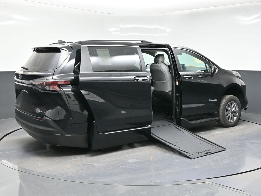 Black Toyota Sienna image number 4