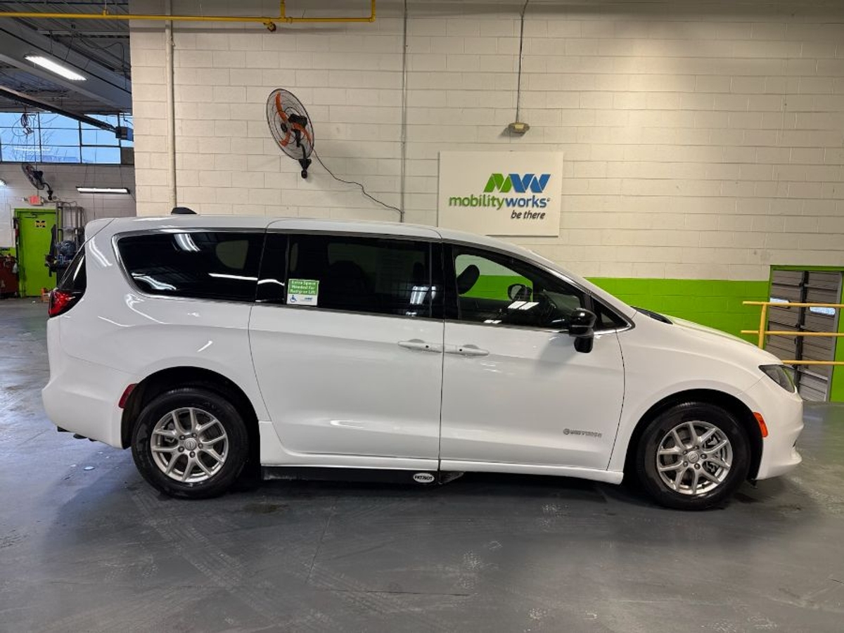 2026 CHRYSLER VOYAGER - Image 5