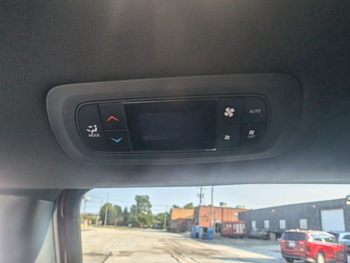 2023 CHRYSLER PACIFICA - Image 11