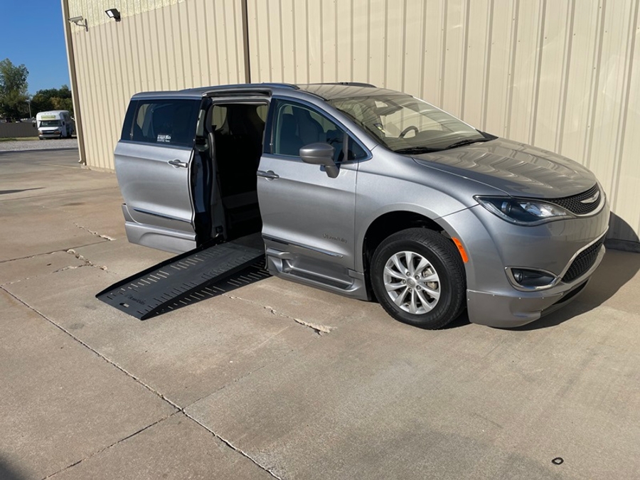 Used 2018 Chrysler Pacifica Touring L - BraunAbility Side Entry Fold Out Automatic Ramp