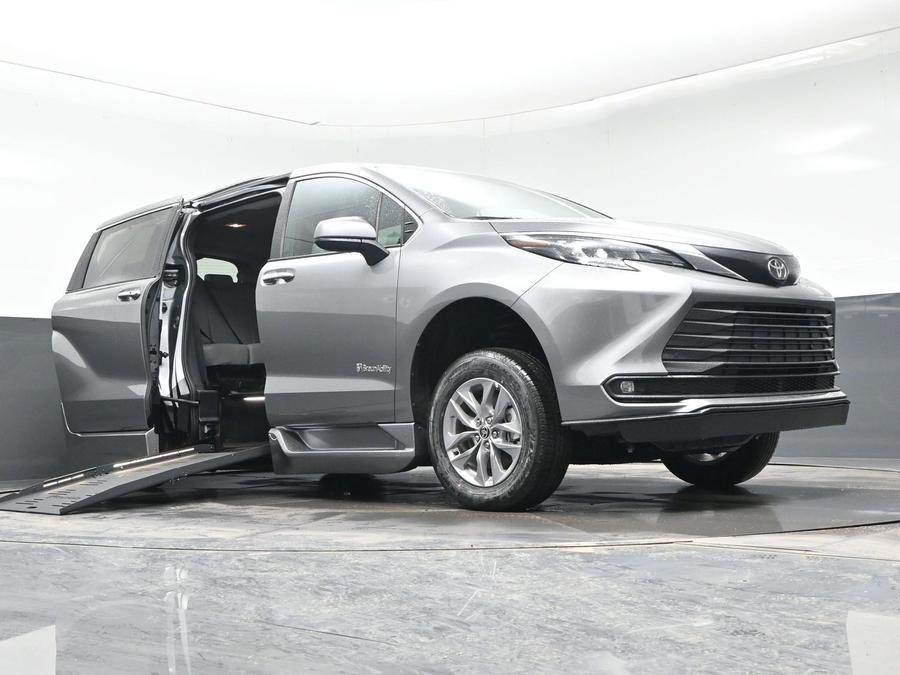 Grey Toyota Sienna image number 15