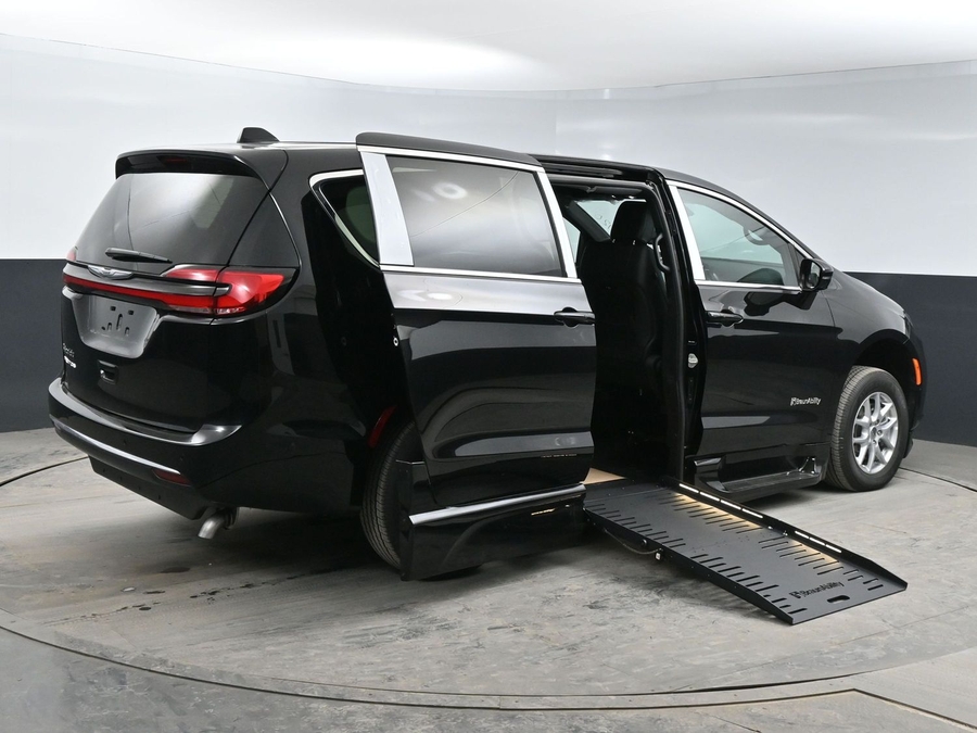 New 2026 Chrysler Pacifica Select Safety - BraunAbility Side Entry Entry Fold Out Automatic Ramp