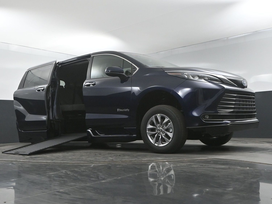 New 2025 Toyota Sienna Hybrid XLE Base - BraunAbility Side Entry Entry In Floor Automatic Ramp