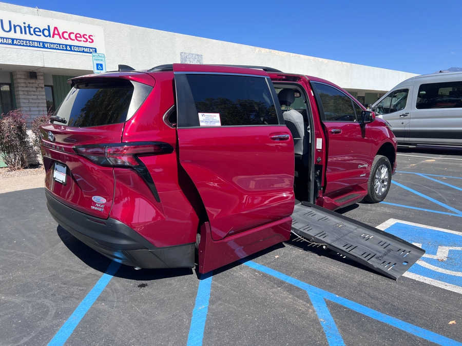 Used 2021 Toyota Sienna Hybrid XLE Plus - BraunAbility Side Entry Fold Out Automatic Ramp