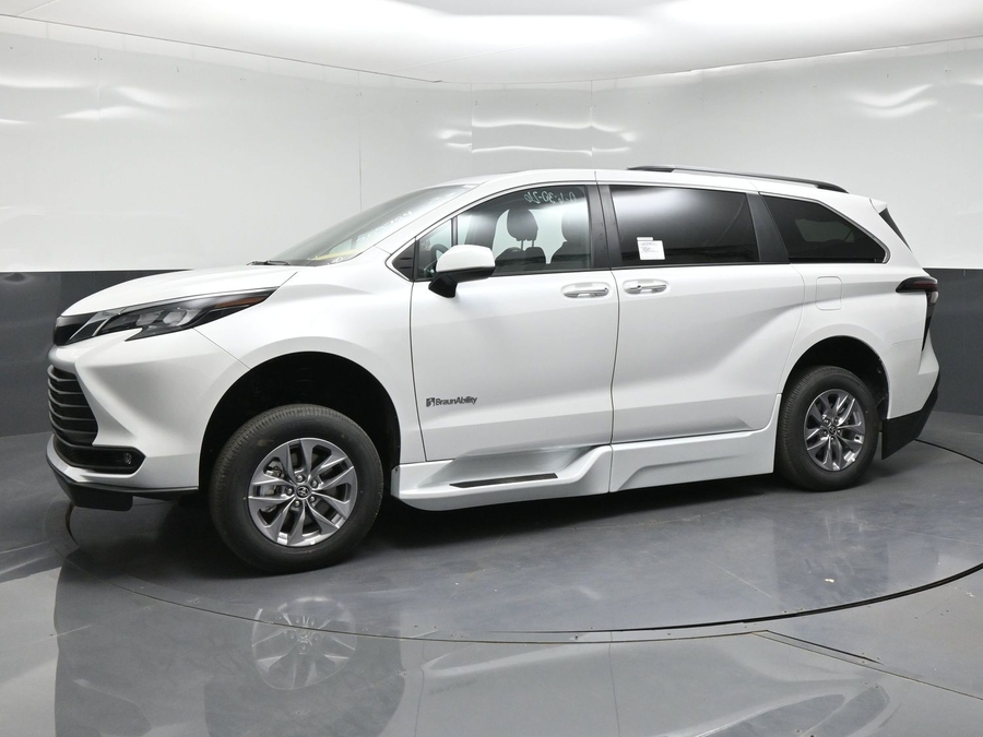 White Toyota Sienna image number 2