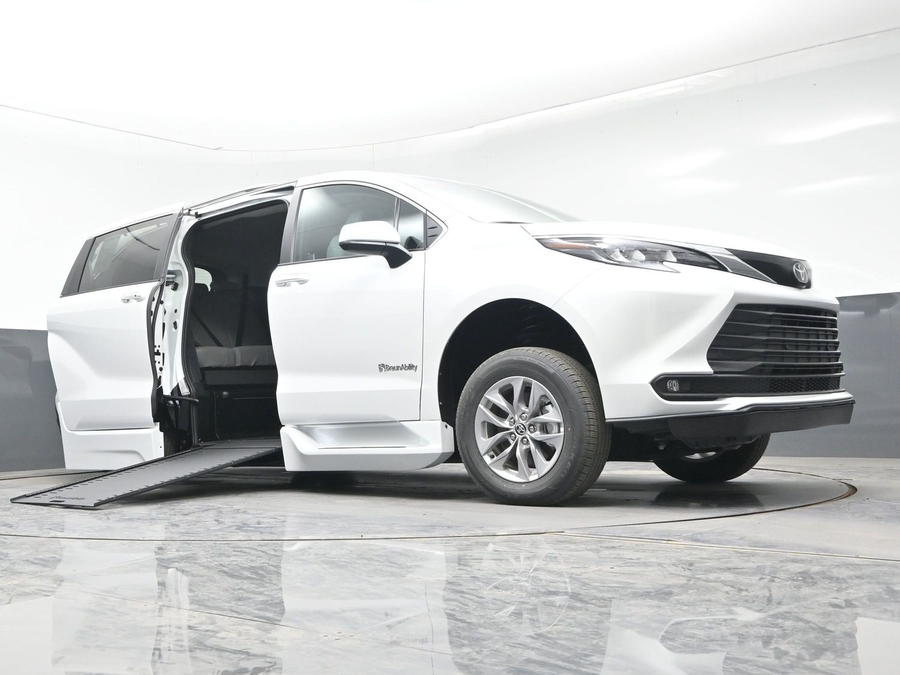 White Toyota Sienna image number 15