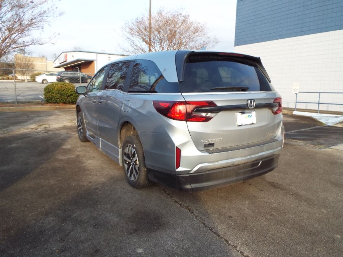 Silver Honda Odyssey image number 7