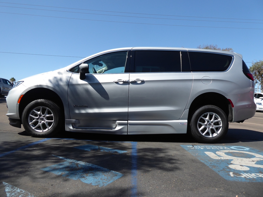 2023 Chrysler Pacifica Touring L - Photo 9