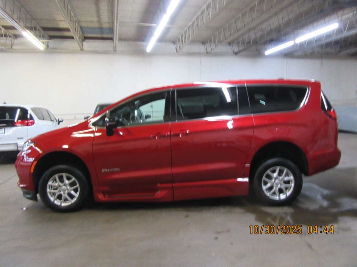 2025 CHRYSLER PACIFICA - Image 12