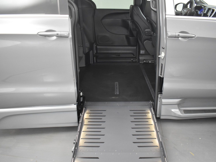 New 2025 Chrysler Pacifica Select Safety - BraunAbility Side Entry Entry Fold Out Automatic Ramp